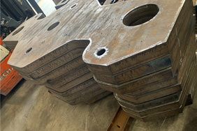 Oxygen cutting steel plate